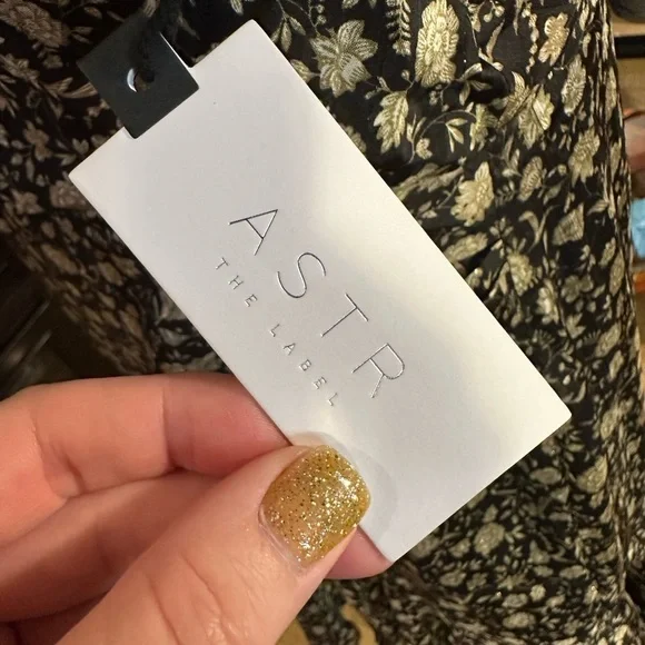 ASTR THE LABEL SANTORI ONE SHOULDER MIDI DRESS NWT FLORAL LARGE SPARKLING THREAD - Picture 4 of 11